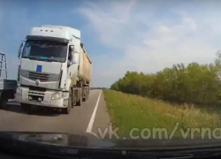 Эффектный уворот от фуры на встречке показал на видео воронежец