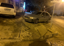 «Перелетать не умею»: мама с коляской не смогла пройти по тротуару в Воронеже