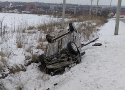 Женщина на ВАЗе в полночь перевернулась на крышу под Воронежем 