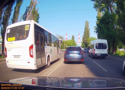 Автобус с людьми выехал на встречку и пересек двойную сплошную в Воронеже