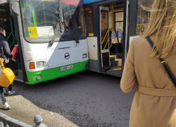 Два автобуса с пассажирами столкнулись на Московском проспекте в Воронеже 