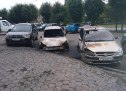 Ночью в Воронеже мощный пожар уничтожил Ford Focus