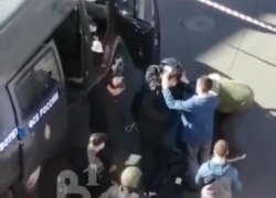 Взрывотехников ФСБ сняли на видео у отдела полиции в Лисках 