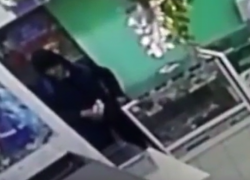 Неловкую кражу плеера из магазина сняли в Воронеже 