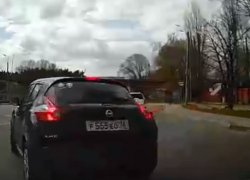 Женская подстава на дороге попала на видео в Воронеже