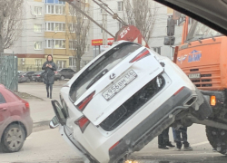 Автокран разворотил крюком Lexus в Воронеже