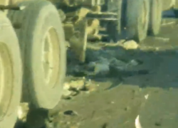 Остатки легковушки после столкновения с бетономешалкой на воронежском участке М-4 «Дон» сняли на видео