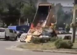 Грузовик с макулатурой загорелся у воронежского цирка