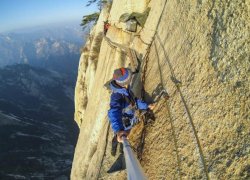 Воронежец сорвался с вершины горы Утюг при попытке сделать селфи 