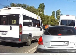 Безрассудное поведение маршрутчика сняли на видео в Воронеже