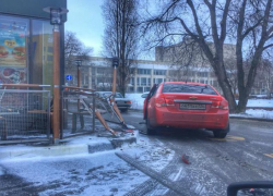 Спешащая за бургерами иномарка врезалась в McDonalds в Воронеже 