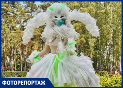 Яркое шествие уличных театров заполонило воронежский парк 