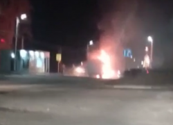 Охваченный гигантским пламенем ПАЗ сняли в Воронежской области