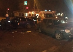 В страшной ночной аварии с такси и иномаркой в Воронеже пострадали четверо 