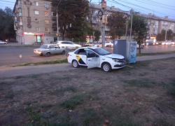 Такси отбросило на тротуар после ДТП в Воронеже 