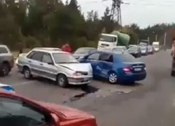 На видео попали последствия ДТП, спровоцировавшего пробку в Воронеже