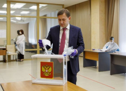 Владимир Нетесов забыл о безопасности во время голосования по поправкам в Конституцию 