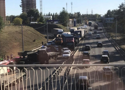 Массовое ДТП с фурами и военными грузовиками парализовало Воронеж