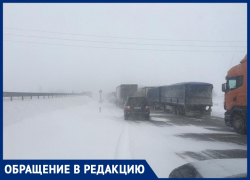 «Стоят в три ряда, так работают службы»: трассу М-4 парализовало намертво