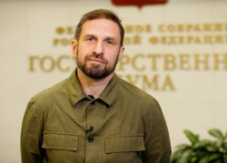 Воронежский депутат поправил Библией Госдуму