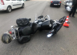 Мотоцикл протаранил легковушку около воронежского ТЦ