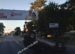 Утреннее ДТП обернулось для Lada Kalina опрокидыванием в Воронеже 