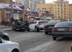 В Воронеже «Ниссан» перевернулся после столкновения с «Тойотой»