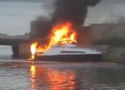 Поздно вечером под Воронежем огонь уничтожил катер