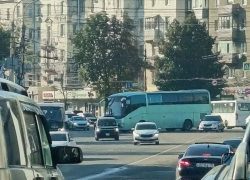 Авария автобуса и мусоровоза перекрыла выделенку в Воронеже 