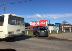 Внедорожник вылетел в кювет после столкновения с маршруткой в Воронеже
