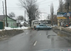 ДТП с маршруткой перекрыло улицу в Воронеже