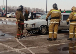 Последствия пожара на парковке воронежского ТЦ показали на фото 