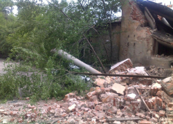 Стена раздавила второй автомобиль за месяц на той же улице в Воронеже