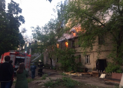 На видео попал полыхающий дом на улице Ленинградской в Воронеже