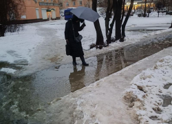 Погода испытывает на прочность утопающих в лужах воронежцев 