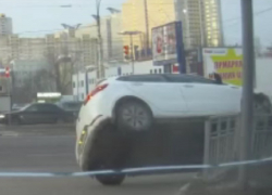 На видео сняли, как машина забирается на высокое ограждение в Воронеже 