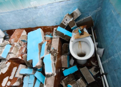 Туалетная перегородка обрушилась на девочку в воронежской школе №87