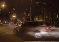 «Внимательная леди» на джипе устроила в Воронеже глупое ДТП и попала на видео