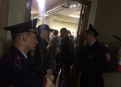 Семеро полицейских блокировали Носкова у дверей председателя Коминтерновского ТИКа