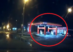 Воронежский автомобилист протаранил автозаправку на улице Ленина и попал на видео