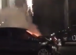 Горящий автомобиль сняли на магистральной воронежской дороге 