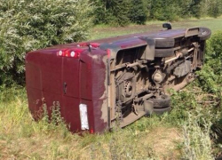 Под Воронежем ВАЗ выбил микроавтобус в кювет: пострадала девушка