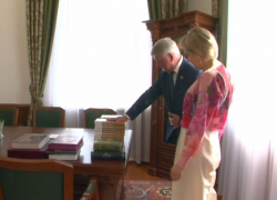 Губернатор Гусев подарил детям из ЛНР свои книги о Воронежском крае