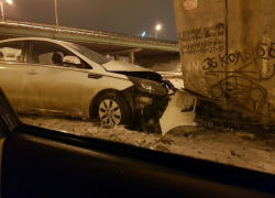 Последствия столкновения KIA с опорой Северного моста сняли в Воронеже