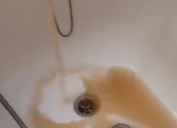 Ржавая жидкость из крана терроризирует жителей воронежской многоэтажки