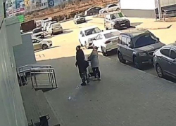 Выброшенная из окна бутылка едва не упала на коляску с ребёнком в воронежском ЖК