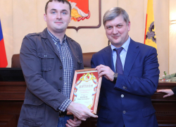 В соцсетях обсудили внешний вид мэра Воронежа: "Можно ли застегивать пиджак на нижнюю пуговицу?"