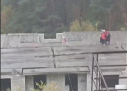 Пугающие игры детей на крыше попали на видео в Воронеже