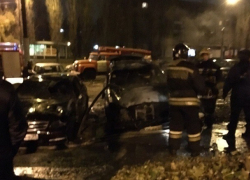 В Воронеже ночью сгорели два элитных Mercedes 