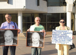 В Воронеже Михаила Жванецкого инкогнито пикетировал "радикальный клуб" "Единой России"